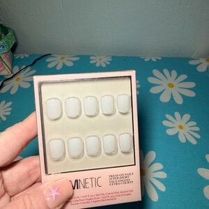 Glamnetic Press-On Nails in Soft White